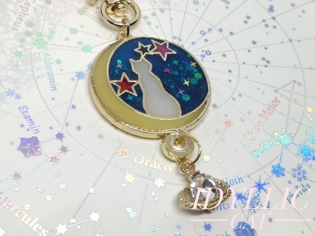 暗闇で光る!夜空に輝く月🌙のにゃんこキーホルダー