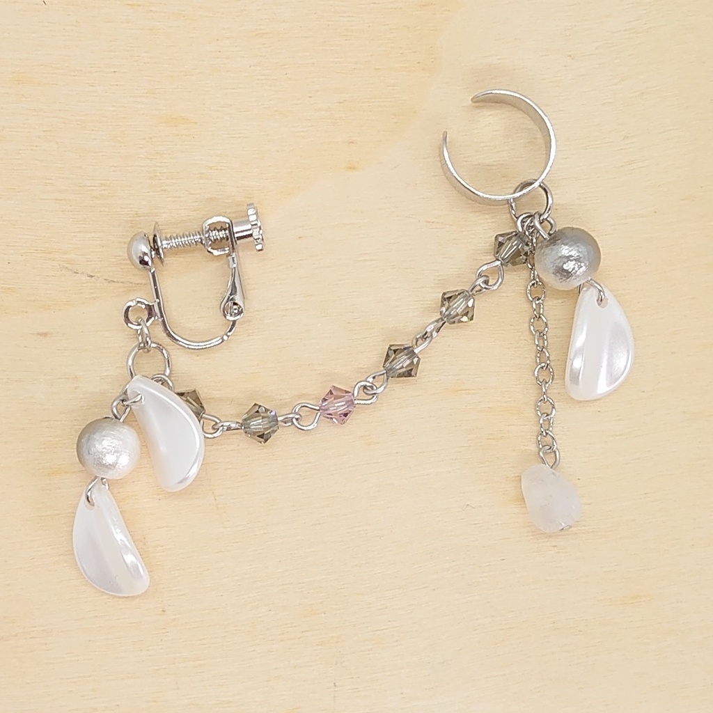 ブルームーンストン・花びらモチーフカフ付きイヤリング