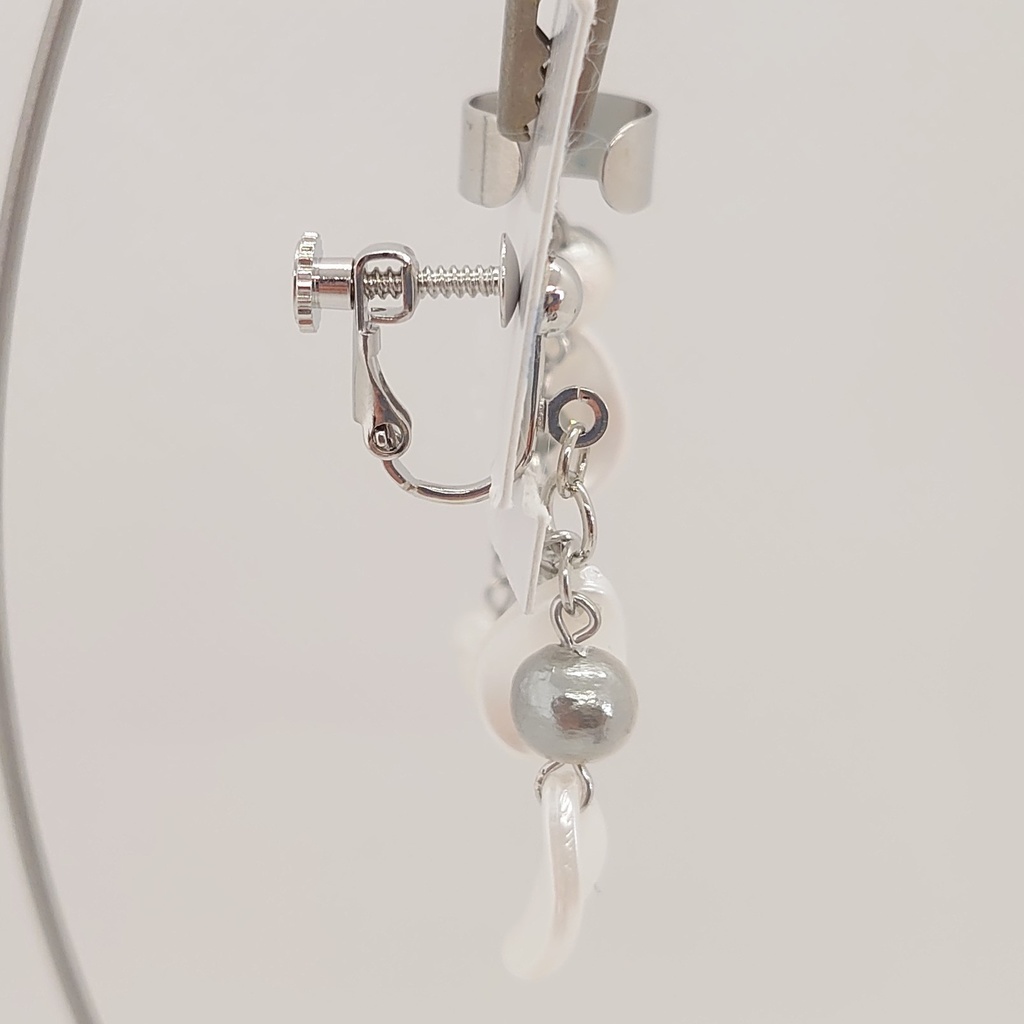 ブルームーンストン・花びらモチーフカフ付きイヤリング