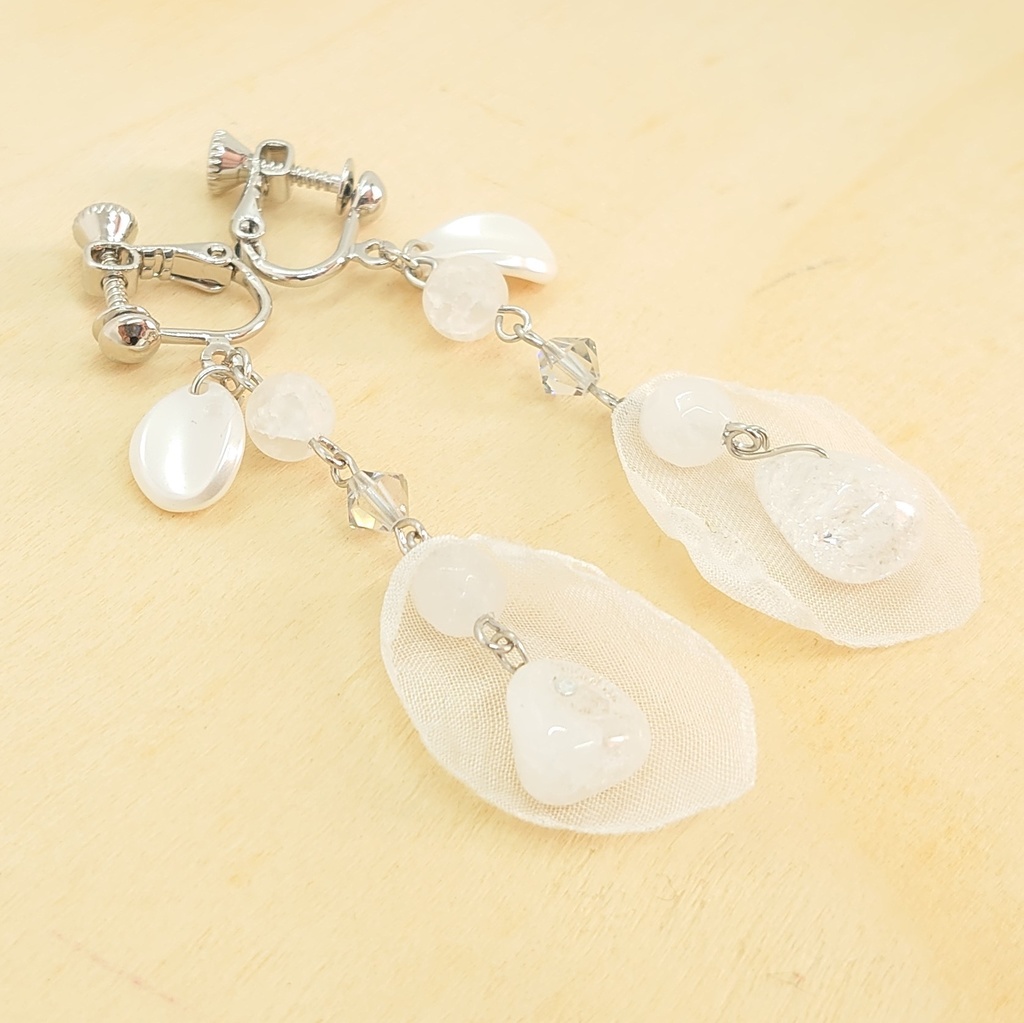 フロスト水晶・クラッククォーツ・花びらモチーフイヤリング