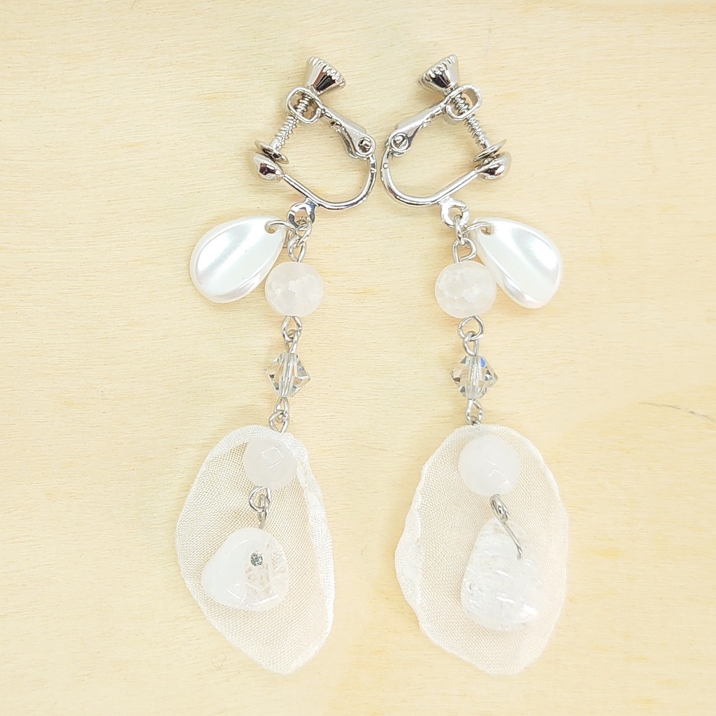 フロスト水晶・クラッククォーツ・花びらモチーフイヤリング