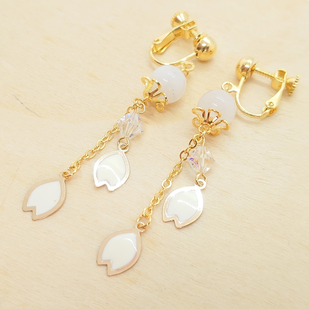 ジェイド・花びらイヤリング