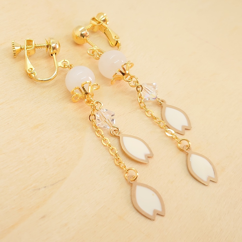 ジェイド・花びらイヤリング