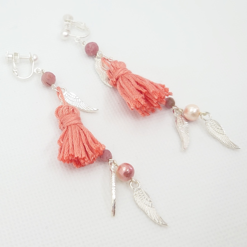 ロードナイト・フェザー・サーモンピンクタッセルイヤリング