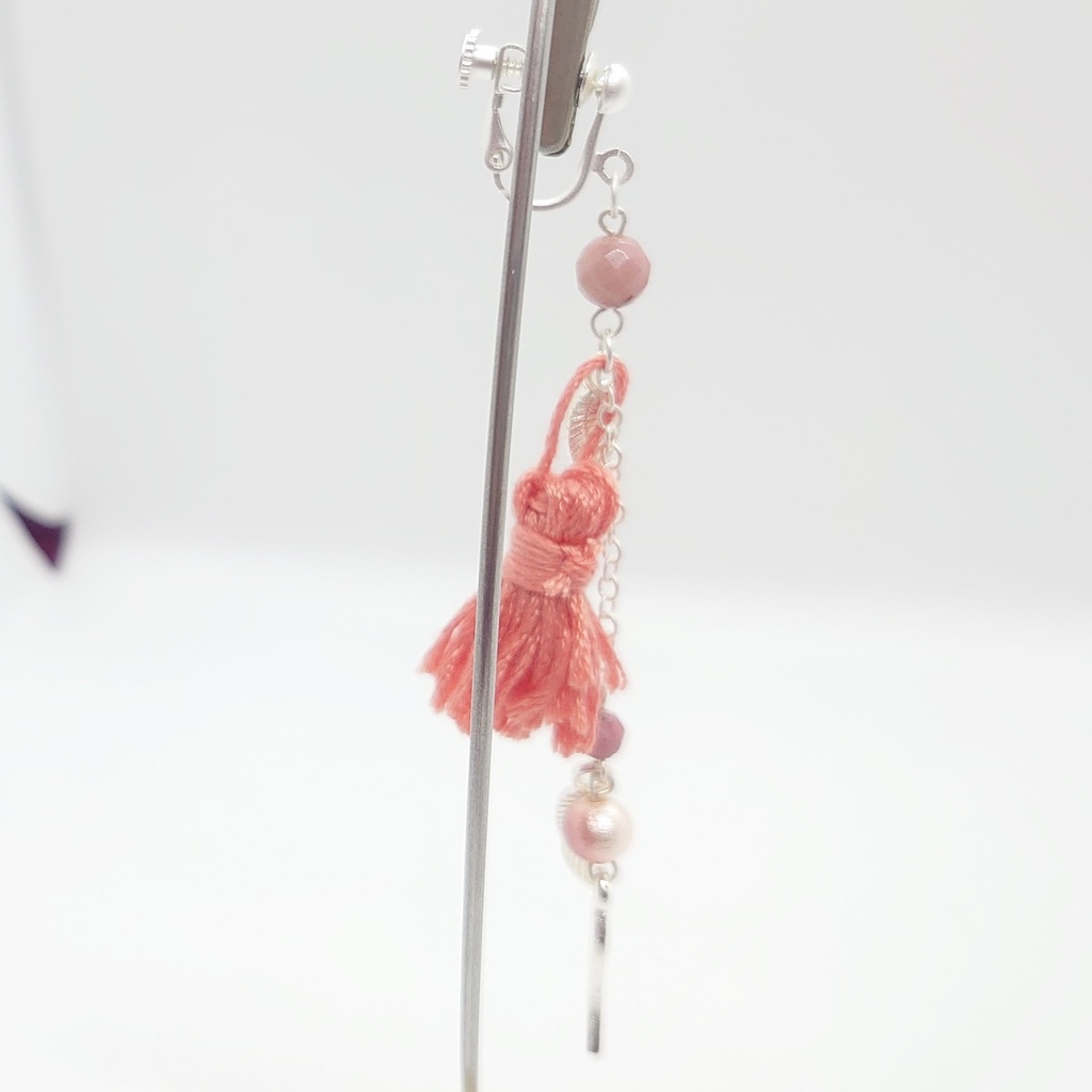 ロードナイト・フェザー・サーモンピンクタッセルイヤリング