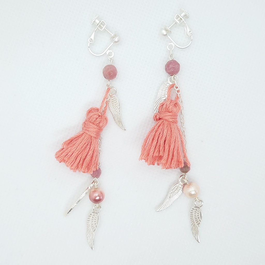 ロードナイト・フェザー・サーモンピンクタッセルイヤリング