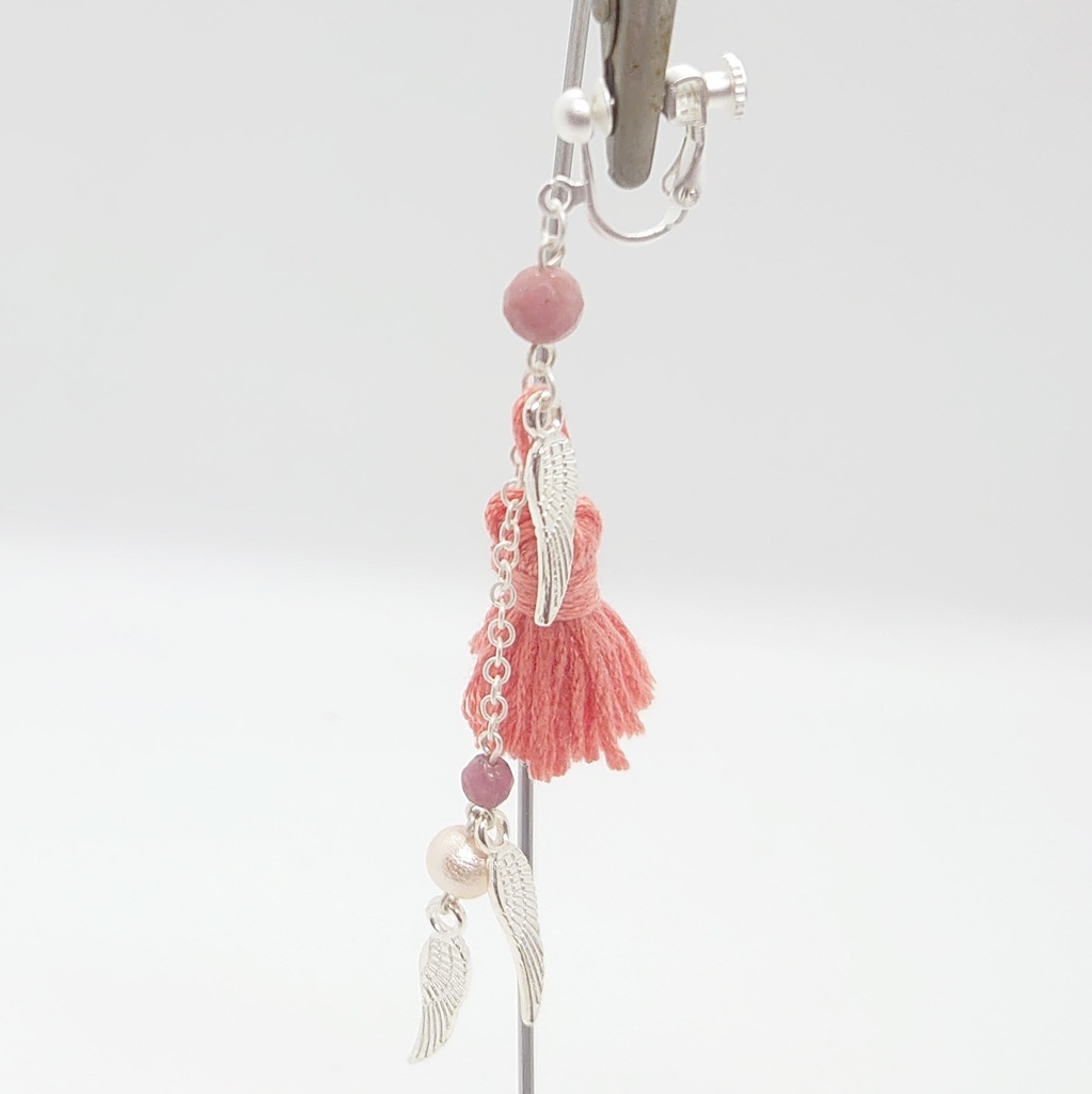 ロードナイト・フェザー・サーモンピンクタッセルイヤリング