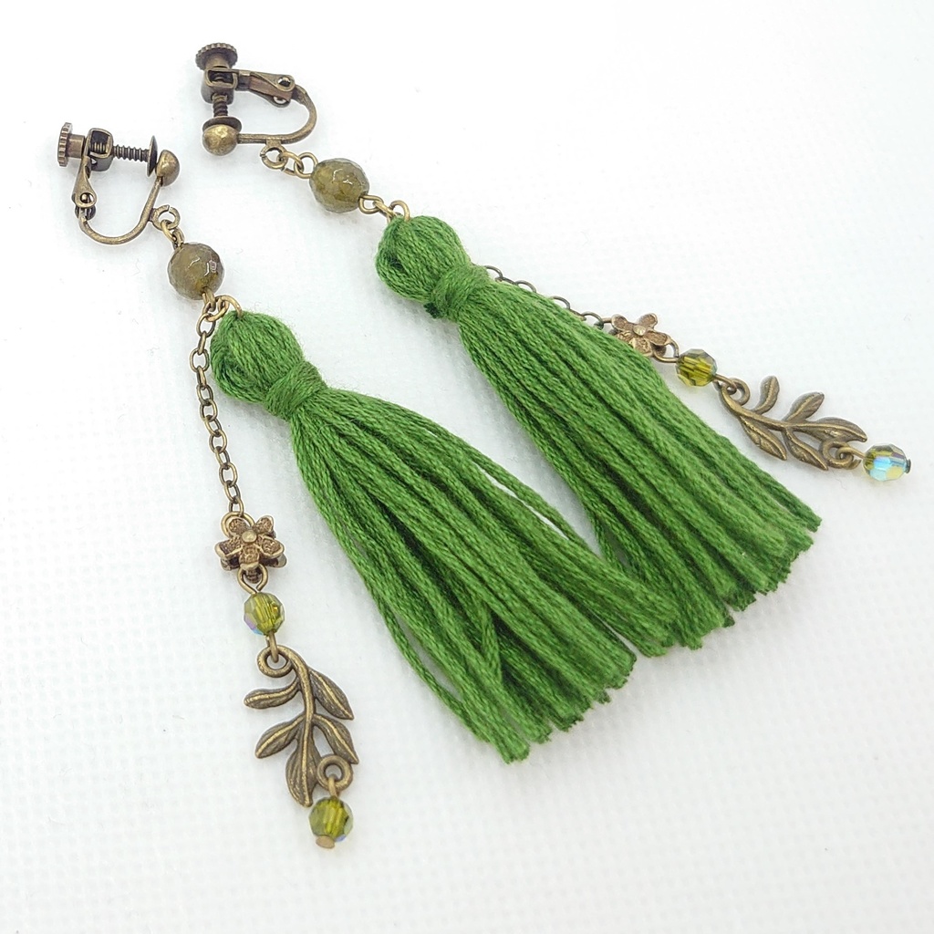 グリーンガーネット・リーフ・グリーンタッセルイヤリング