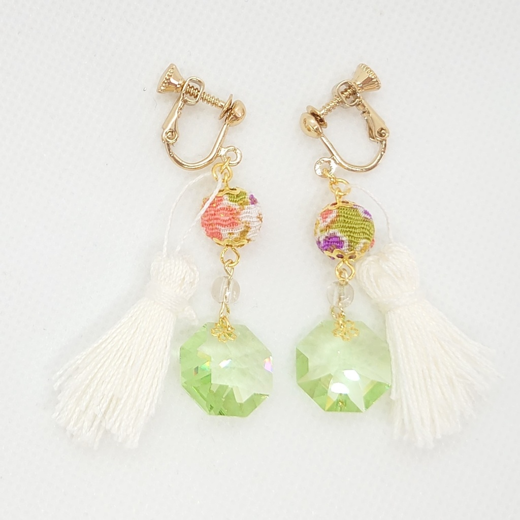 春色カラー・ちりめんボール・ホワイトタッセルイヤリング