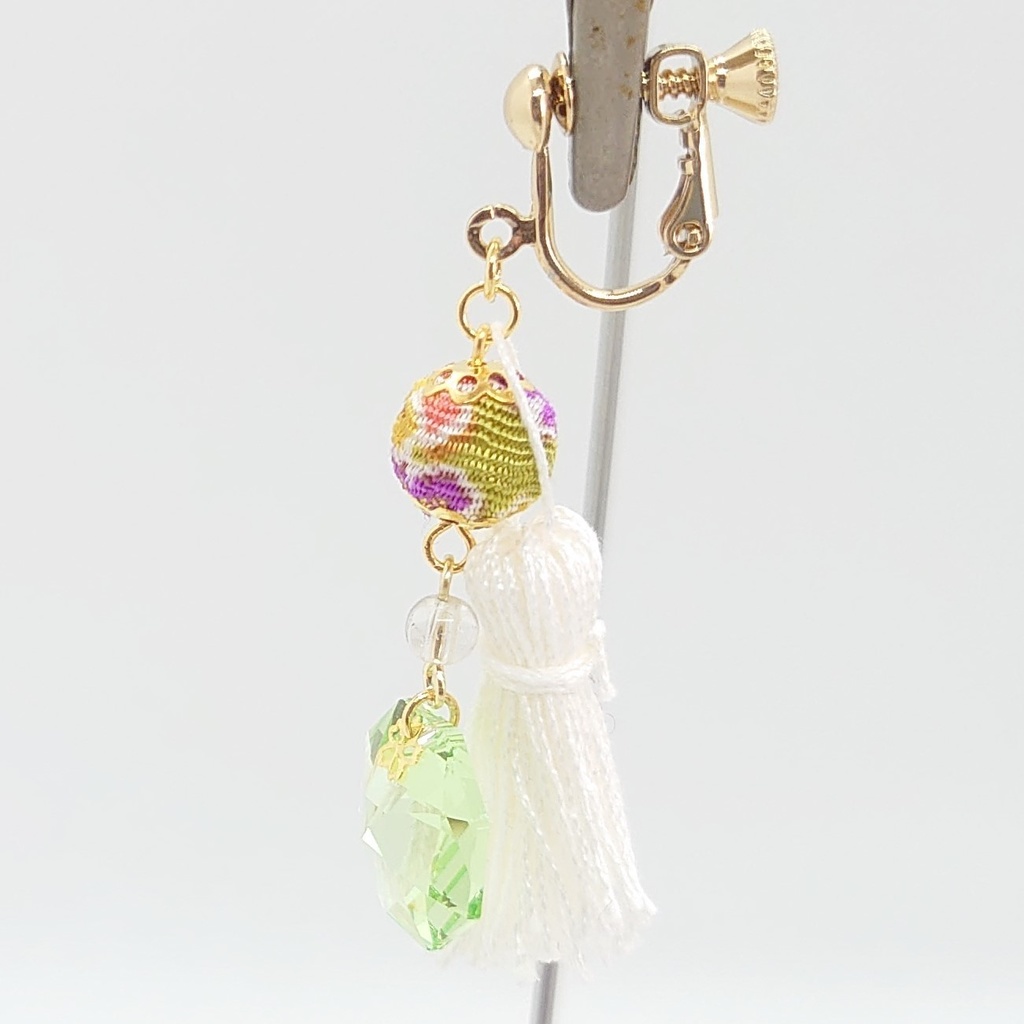 春色カラー・ちりめんボール・ホワイトタッセルイヤリング
