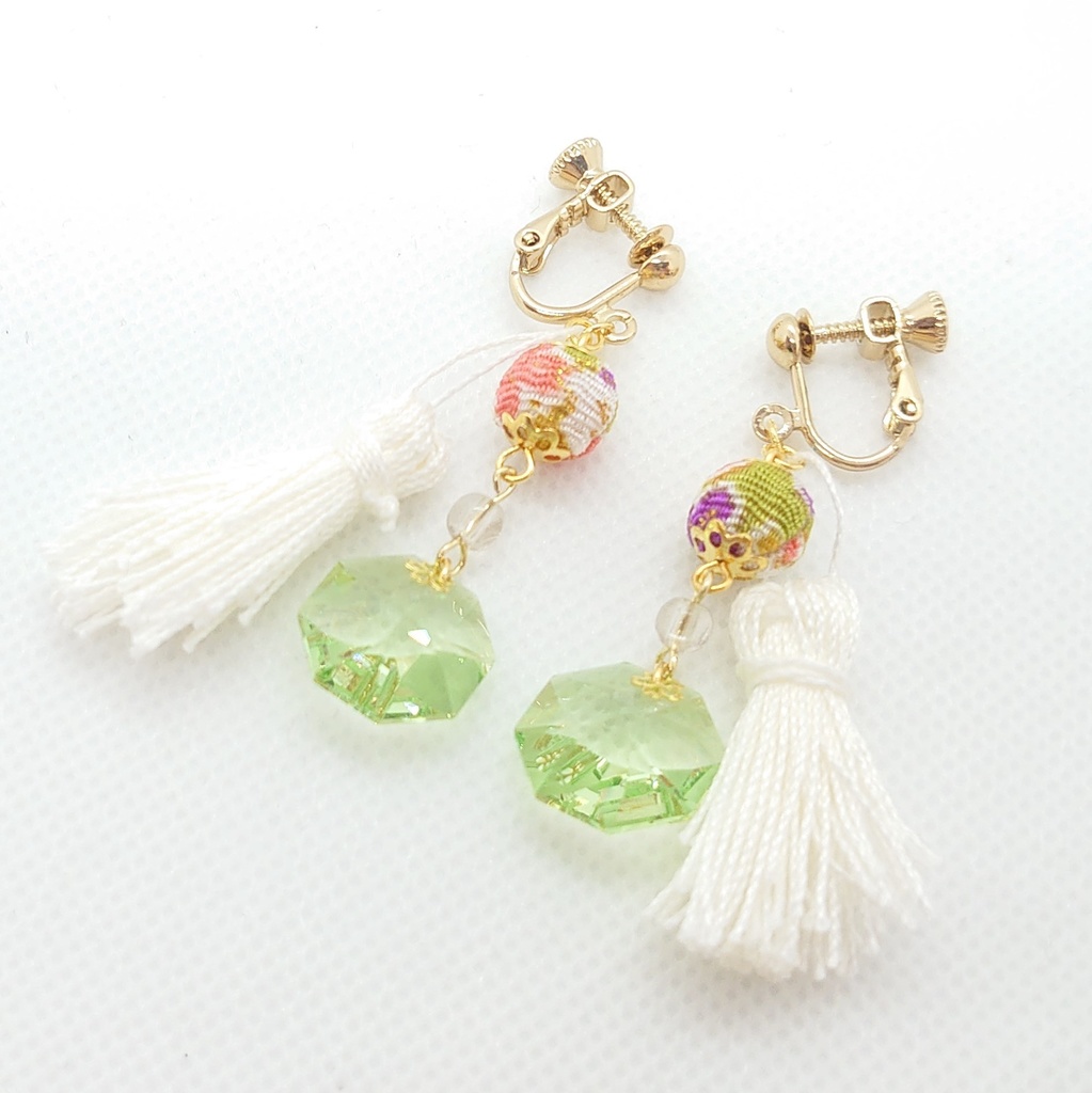 春色カラー・ちりめんボール・ホワイトタッセルイヤリング