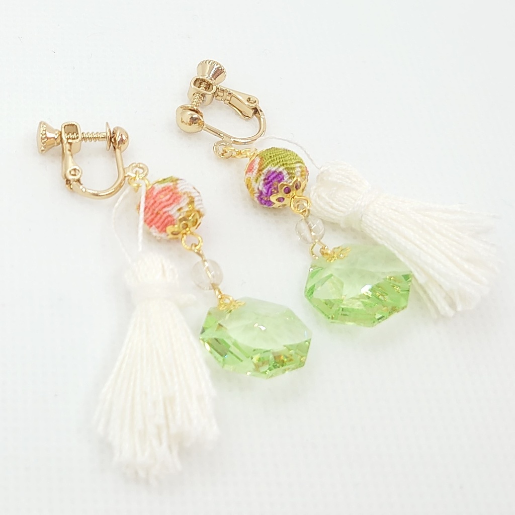 春色カラー・ちりめんボール・ホワイトタッセルイヤリング