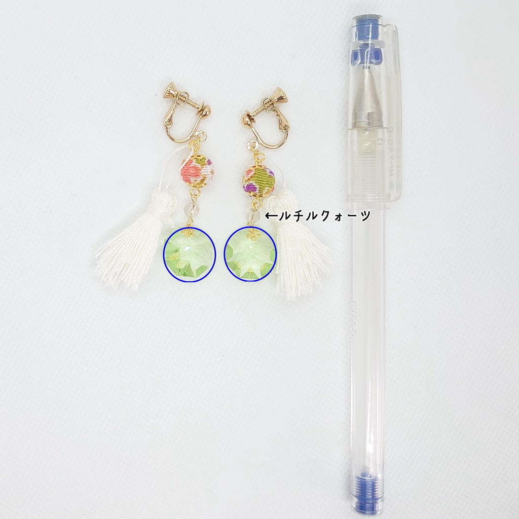 春色カラー・ちりめんボール・ホワイトタッセルイヤリング