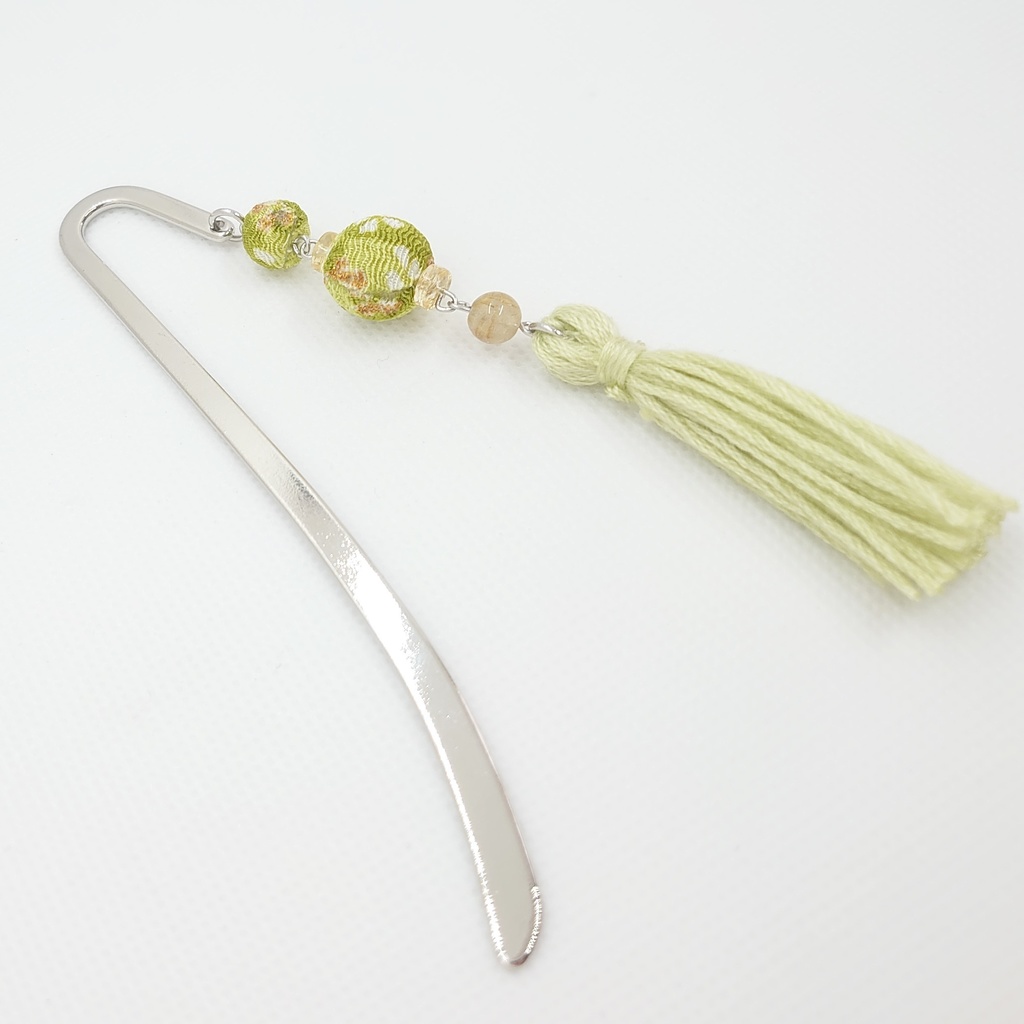 ちりめんボール・アップルグリーンタッセルブックマーカー