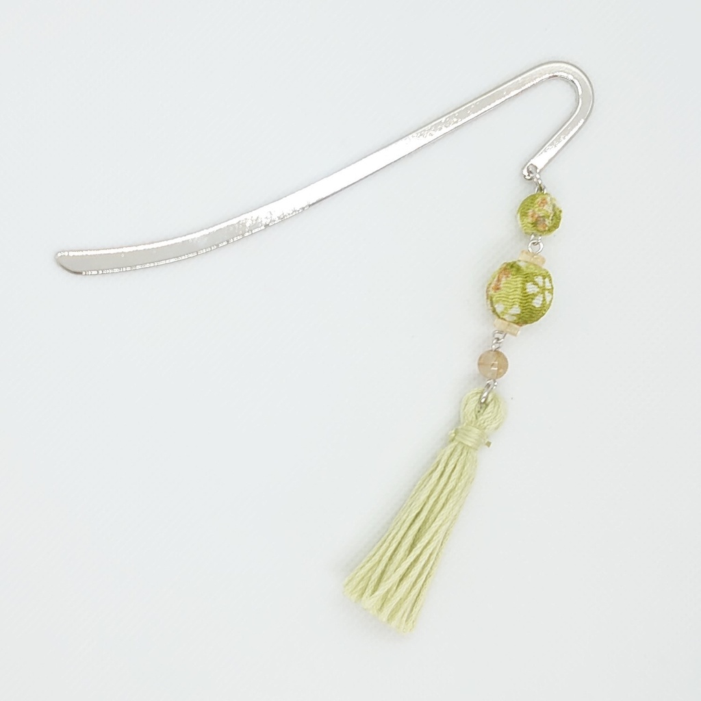 ちりめんボール・アップルグリーンタッセルブックマーカー