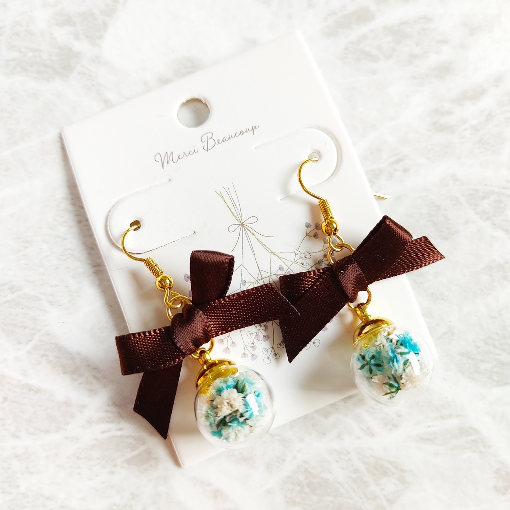 かすみ草とりぼんとガラスドーム(ブラウン)