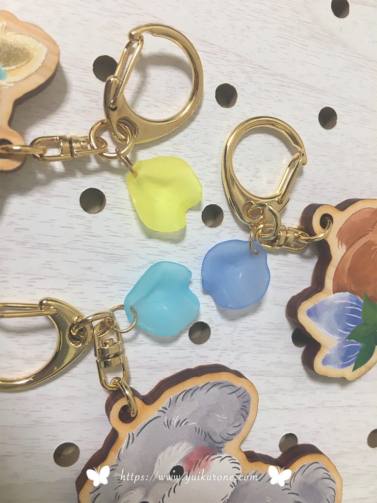 木製キーホルダー 花びらチャーム付き*トイプードル・パピヨン・シュナウザー・チワワ