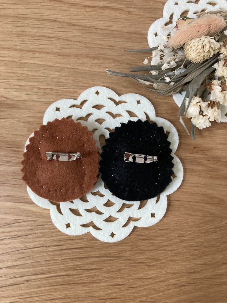 ハリネズミリハブローチ