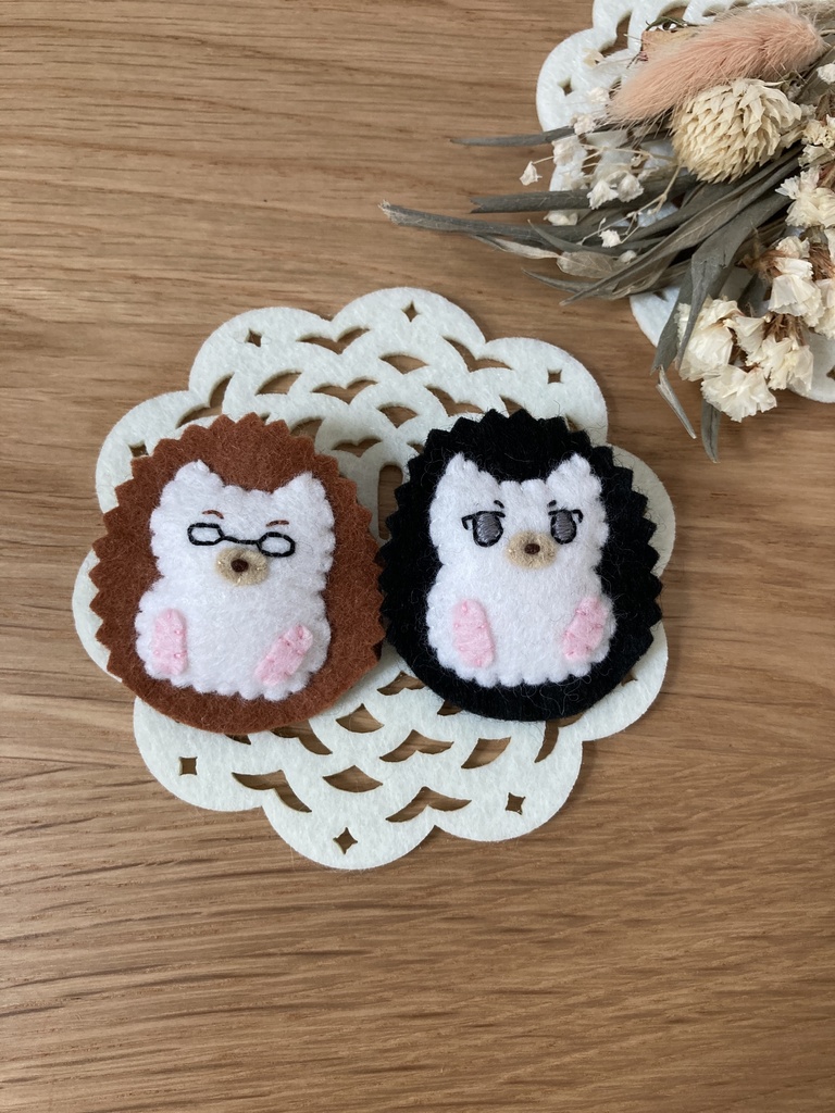 ハリネズミリハブローチ