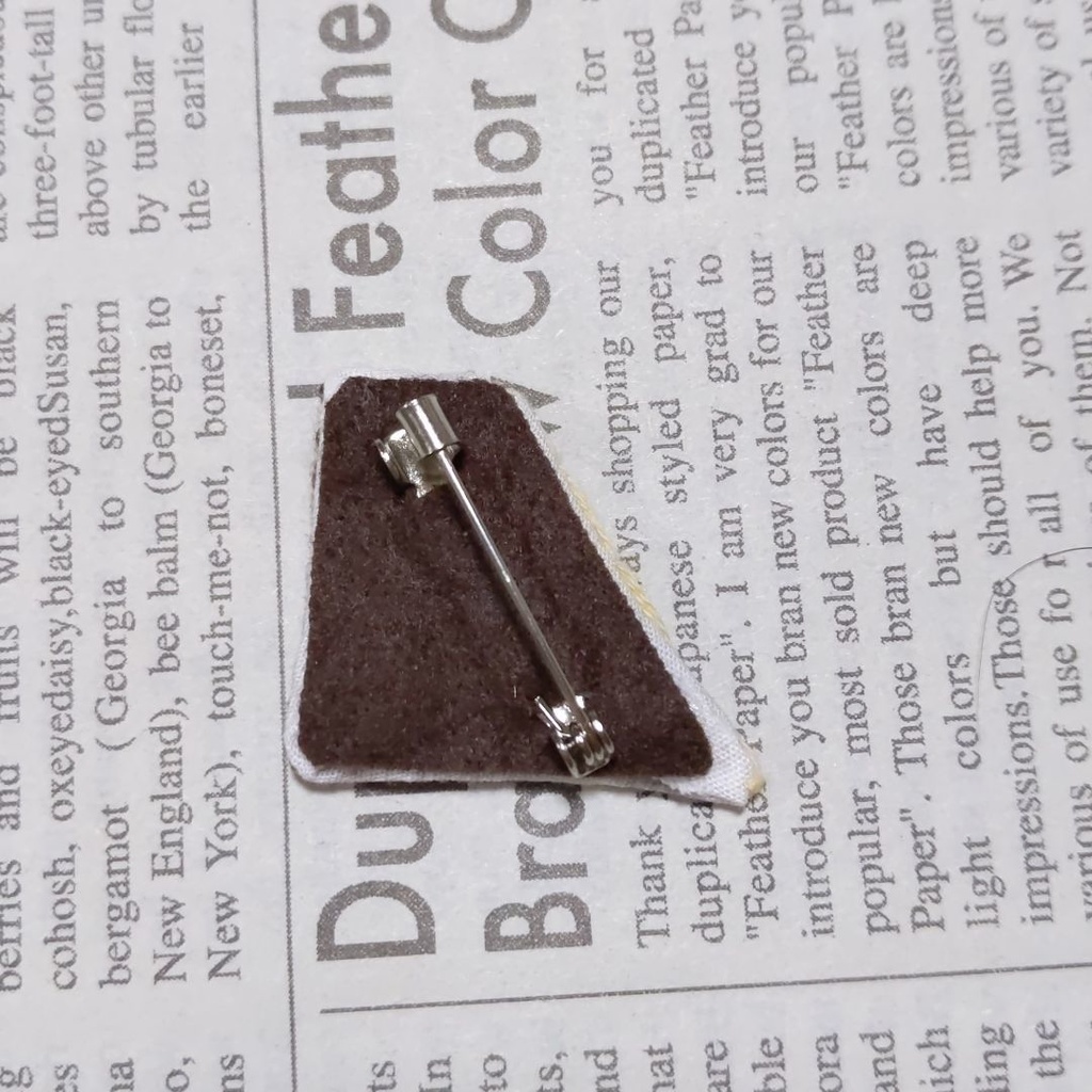 シベリアの刺繍ブローチ