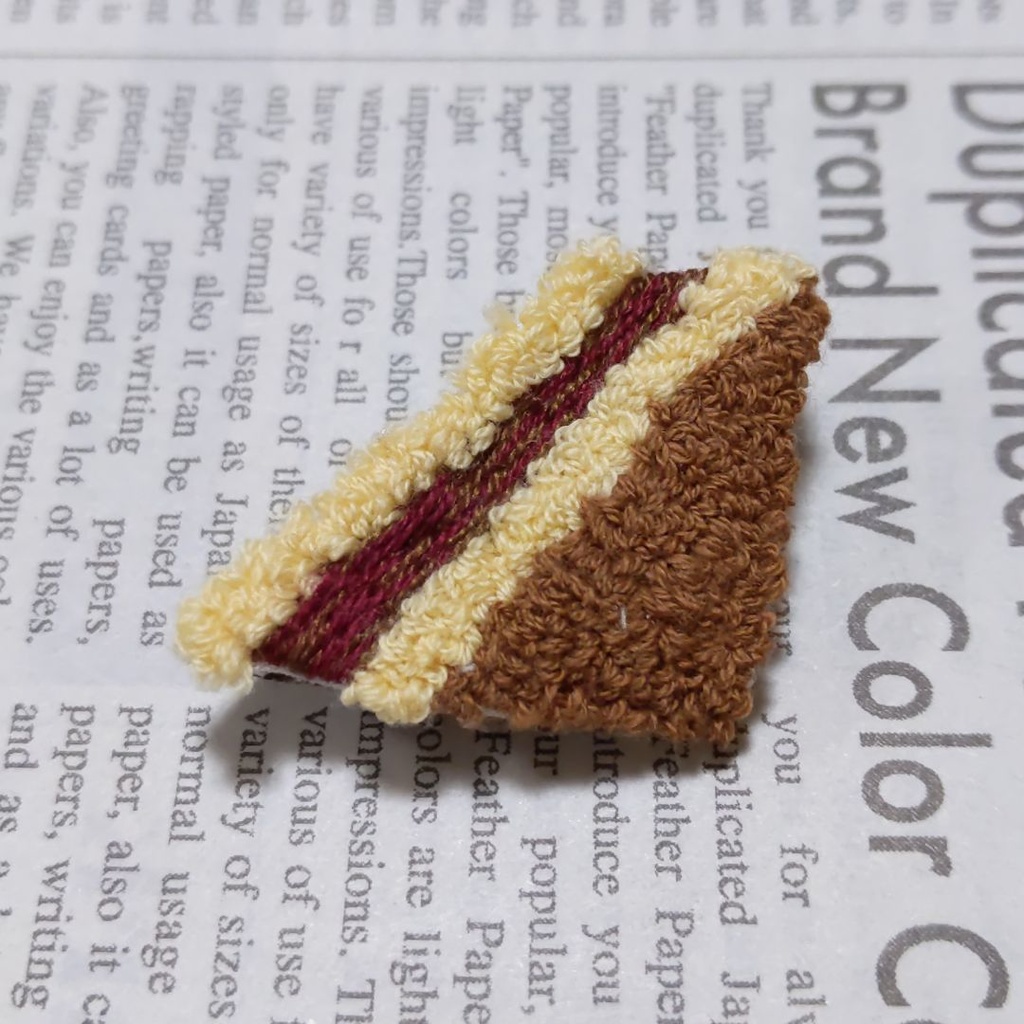 シベリアの刺繍ブローチ