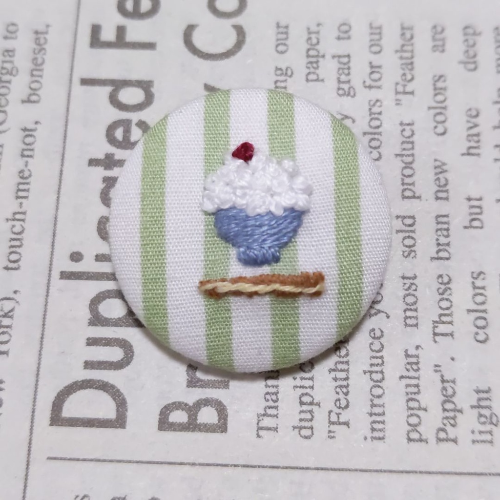 梅干しご飯の刺繍バッジ
