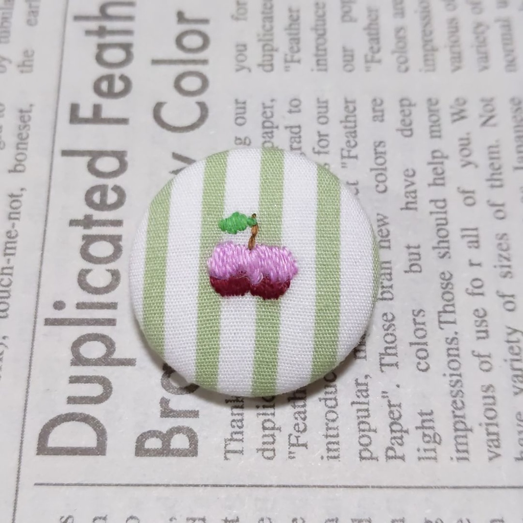 林檎の刺繍バッジ