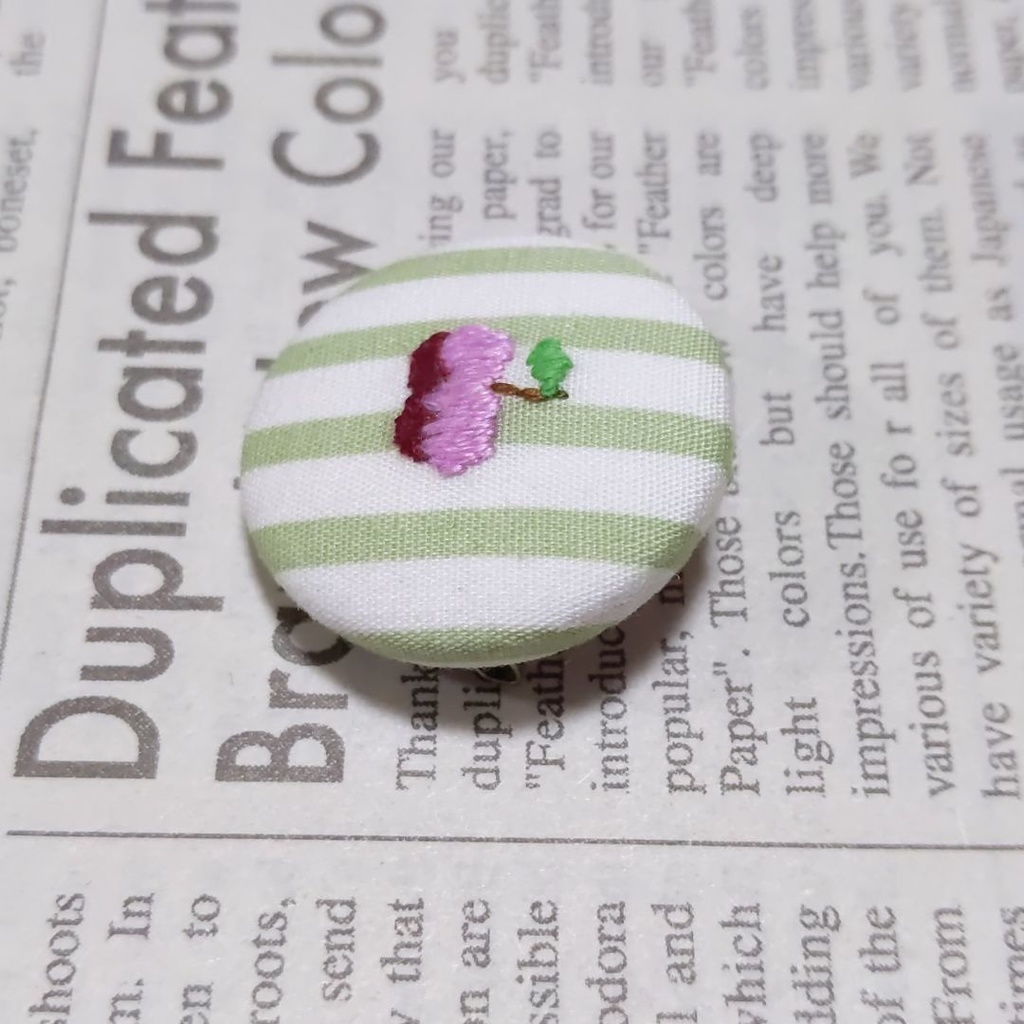 林檎の刺繍バッジ