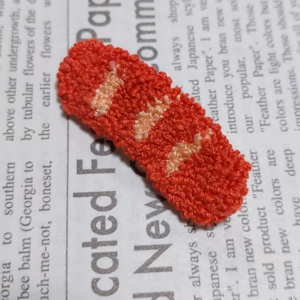 赤ウィンナーのハンドメイド刺繍ブローチ