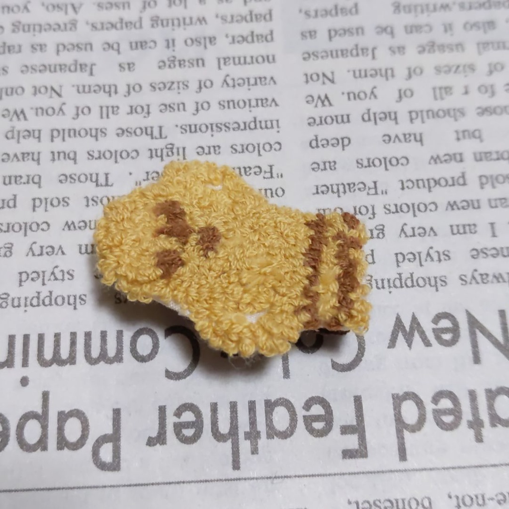 陽気なハニワのハンドメイド刺しゅうブローチ