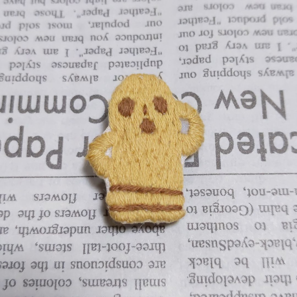 ハニワのハンドメイド刺しゅうブローチ