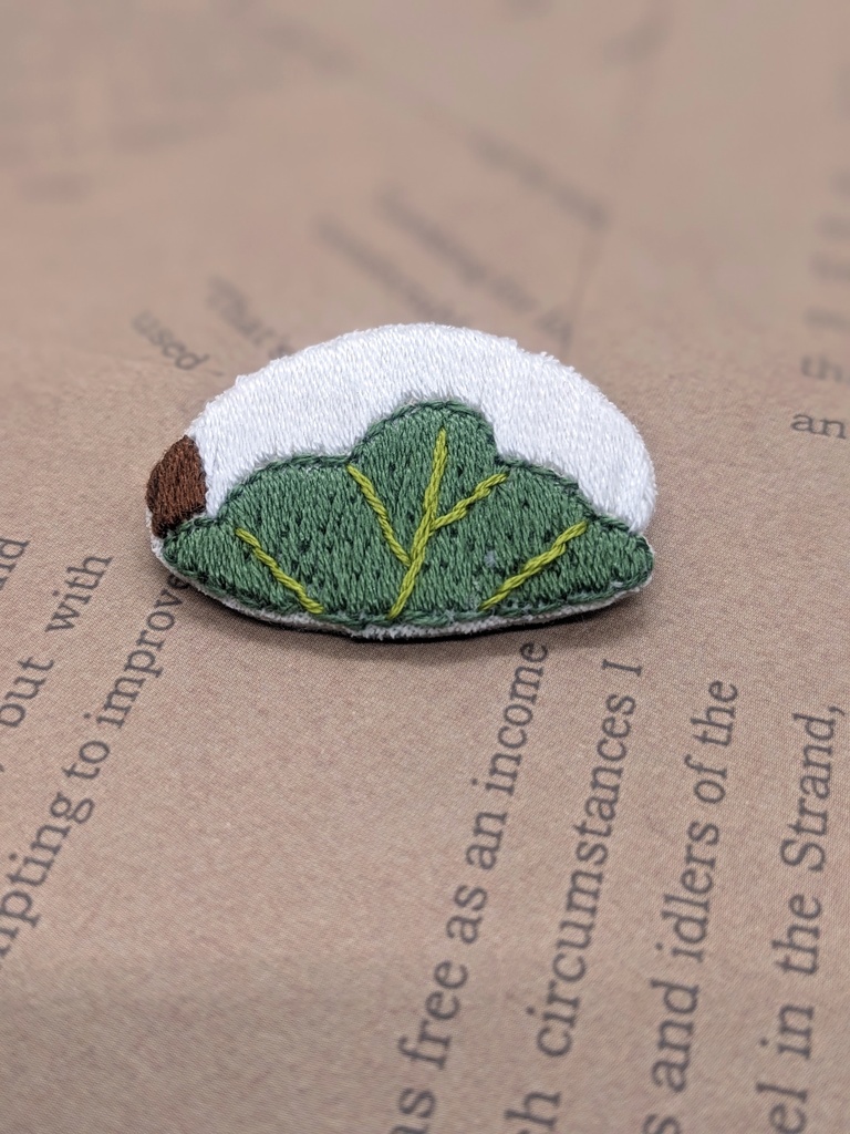 柏もちの刺繍ブローチ