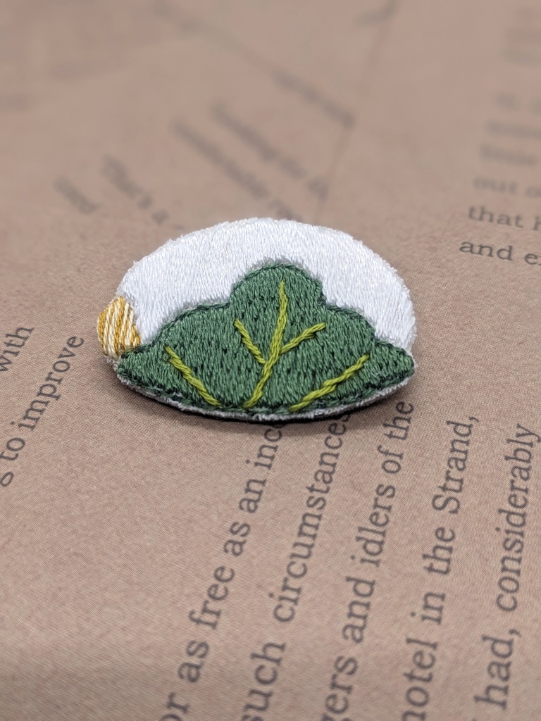 柏もちの刺繍ブローチ