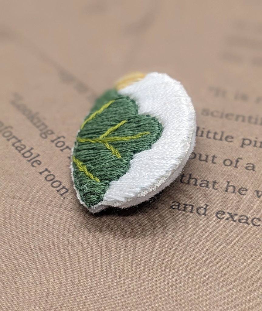 柏もちの刺繍ブローチ