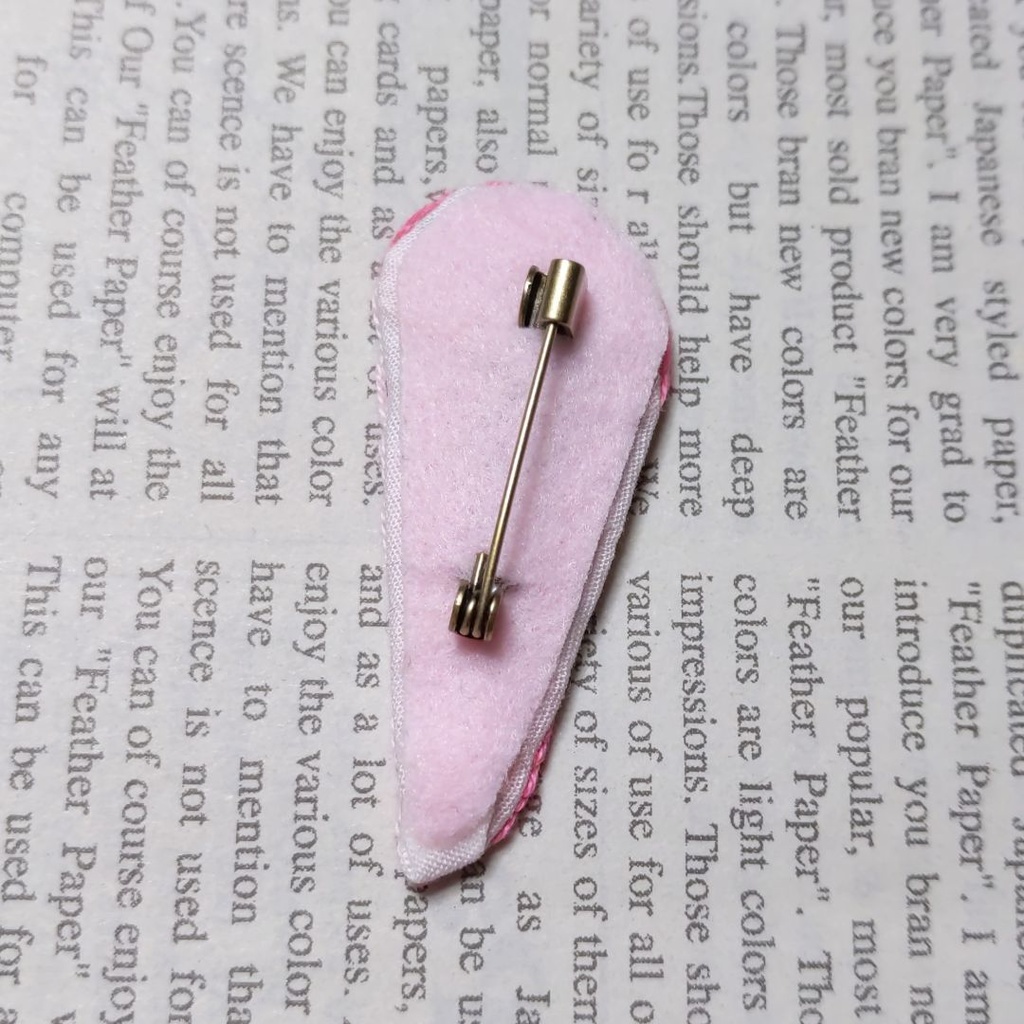 カイワレをハムで巻いた刺しゅうブローチ