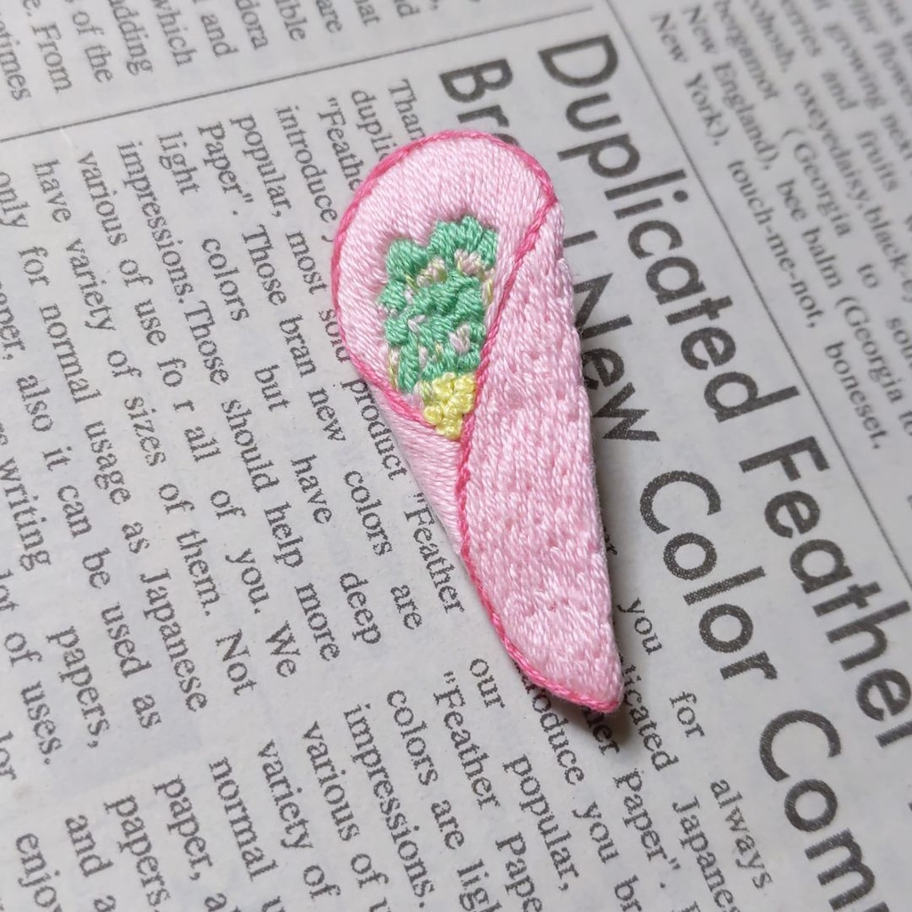 カイワレをハムで巻いた刺しゅうブローチ