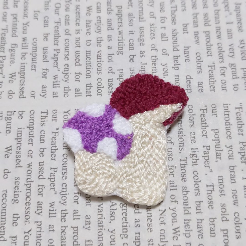 キノコの刺繍ブローチ