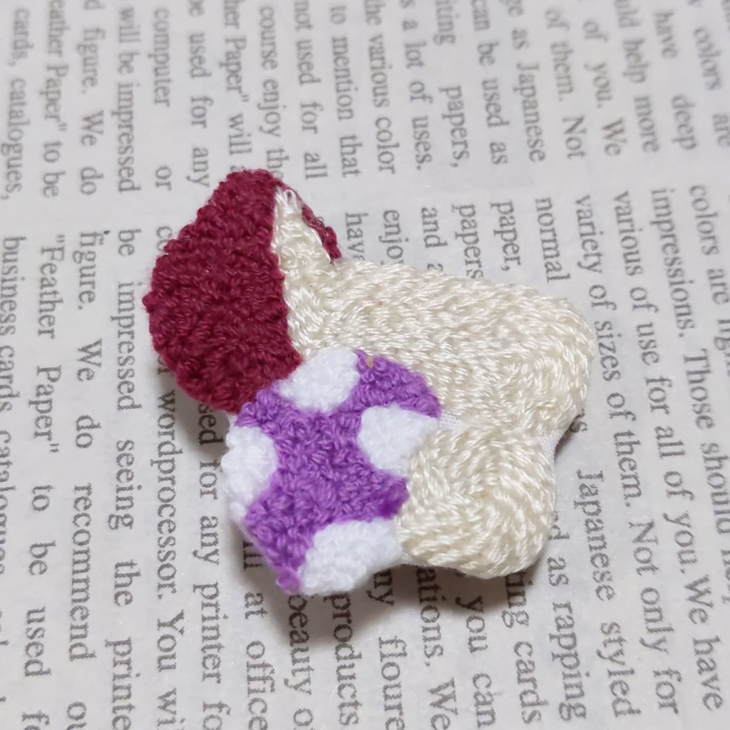 キノコの刺繍ブローチ