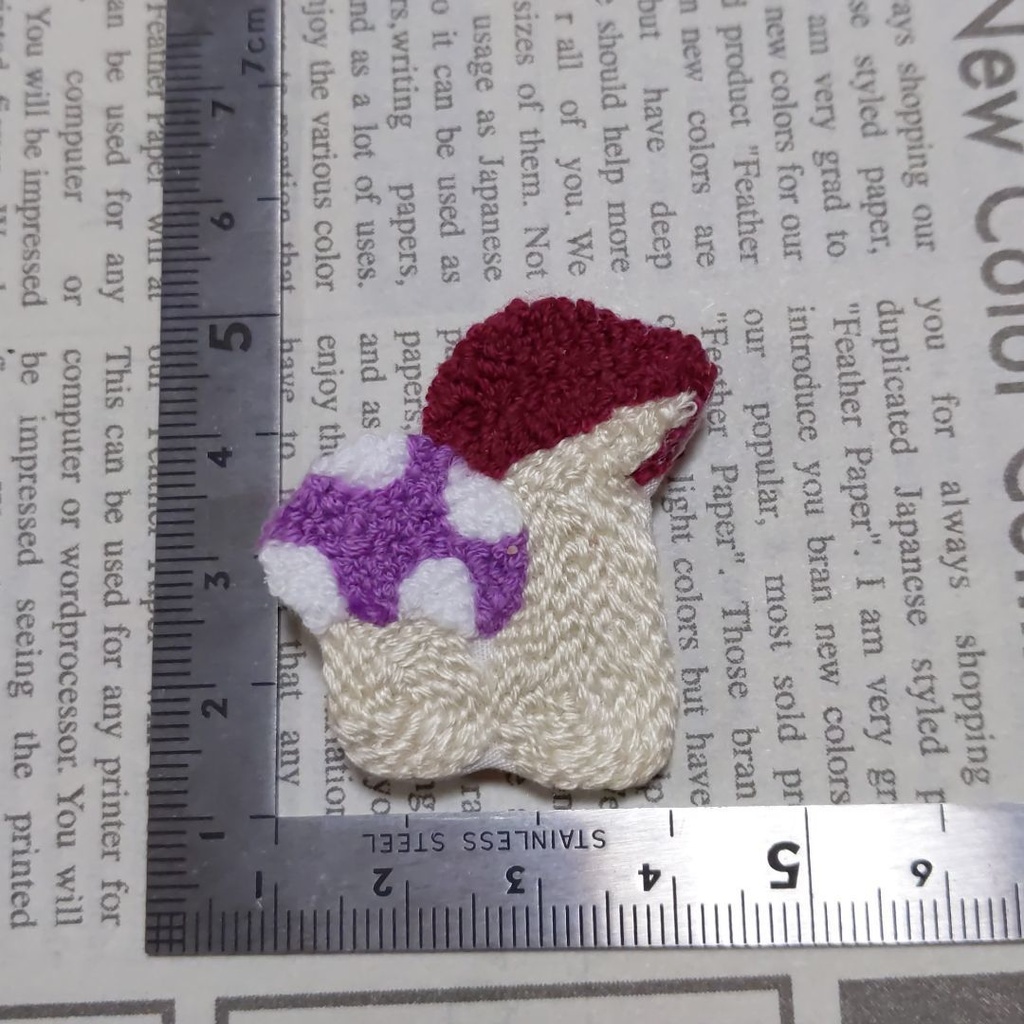 キノコの刺繍ブローチ