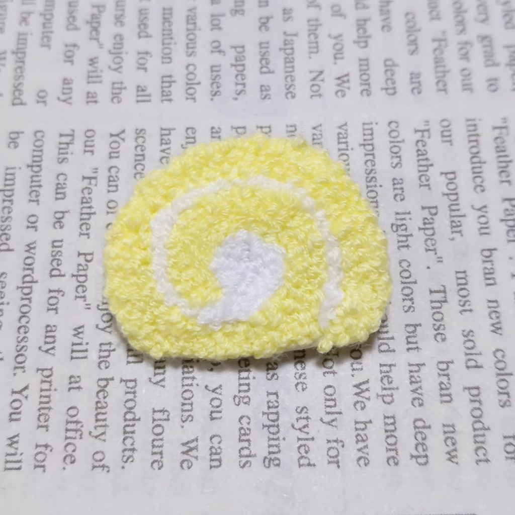 ロールケーキの刺しゅうブローチ