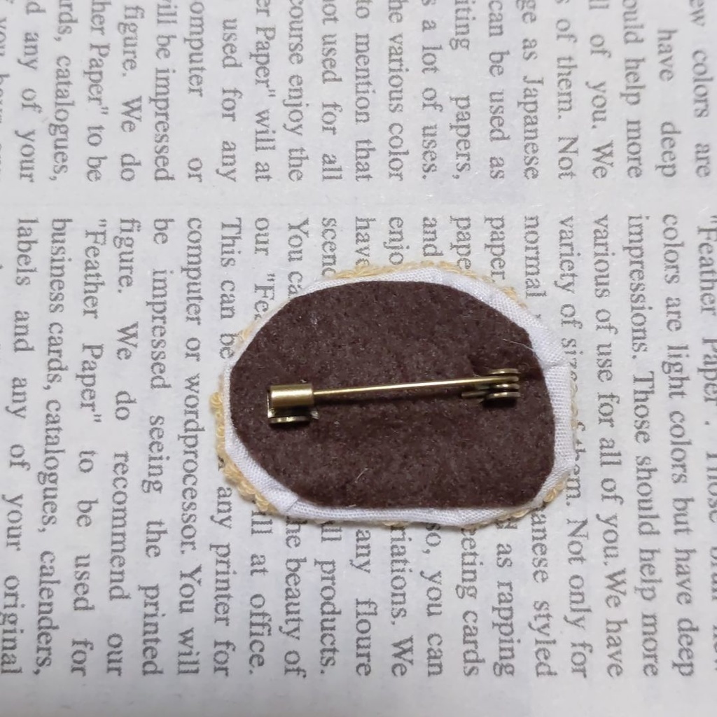 ロールケーキの刺しゅうブローチ