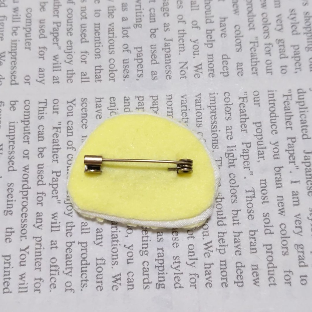 ロールケーキの刺しゅうブローチ