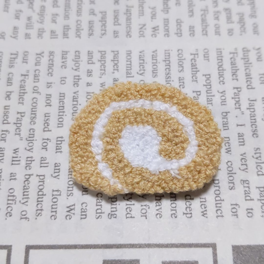 ロールケーキの刺しゅうブローチ