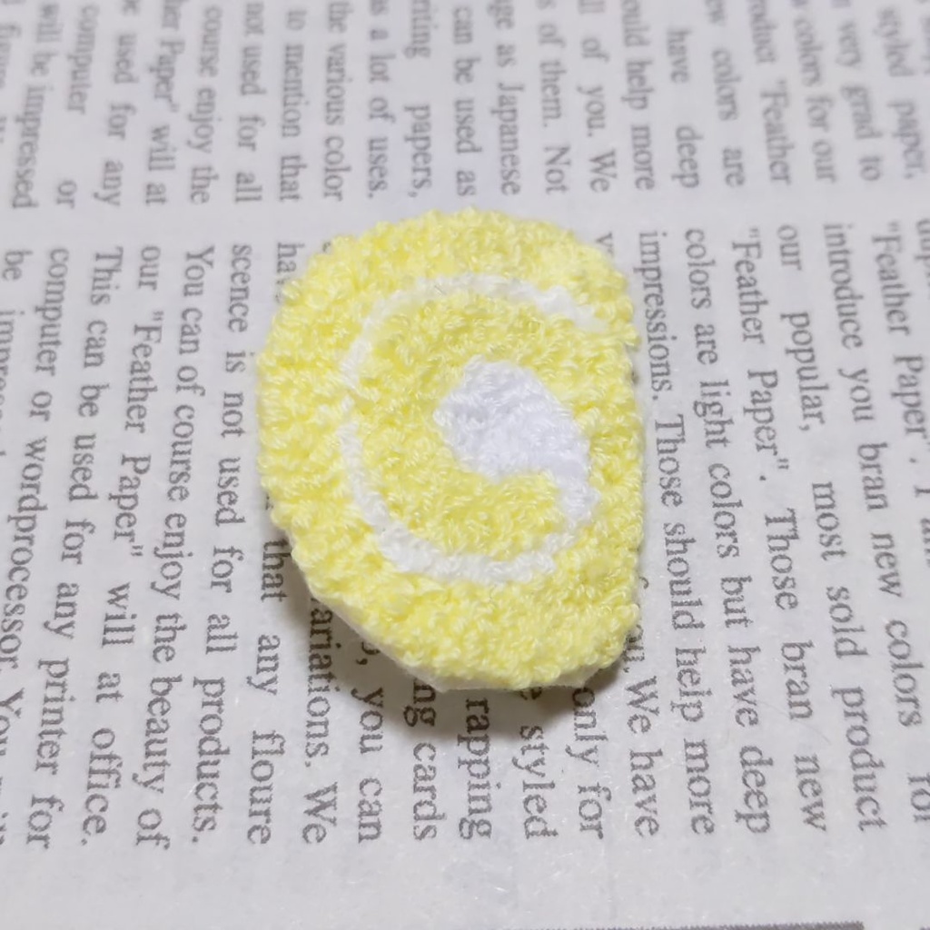 ロールケーキの刺しゅうブローチ