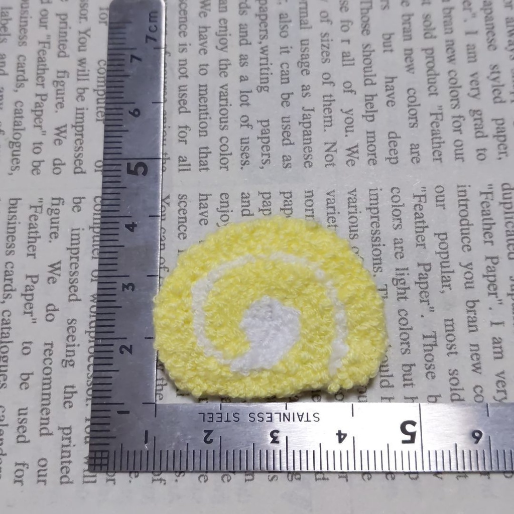 ロールケーキの刺しゅうブローチ