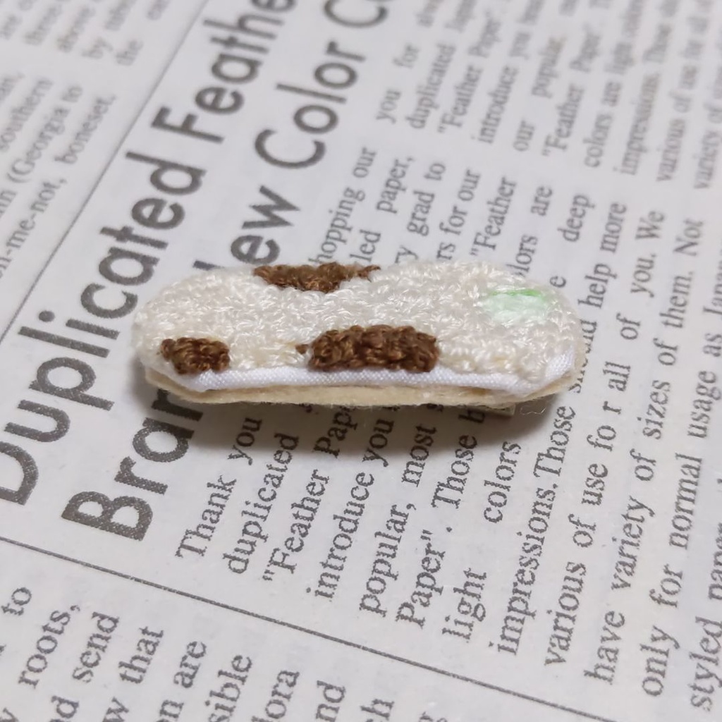 ちくわの刺繍ブローチ