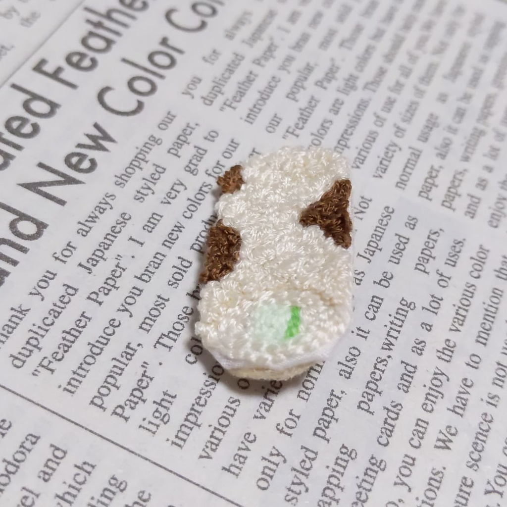 ちくわの刺繍ブローチ