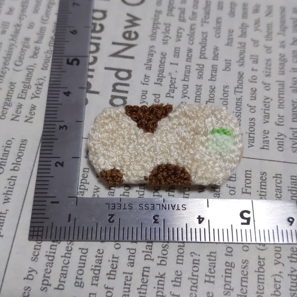 ちくわの刺繍ブローチ