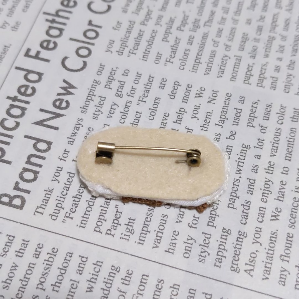 ちくわの刺繍ブローチ