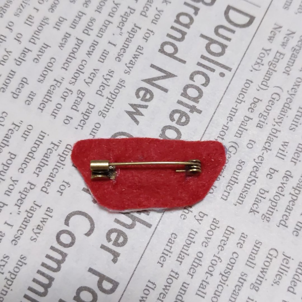 ディスペンパックの刺しゅうブローチ